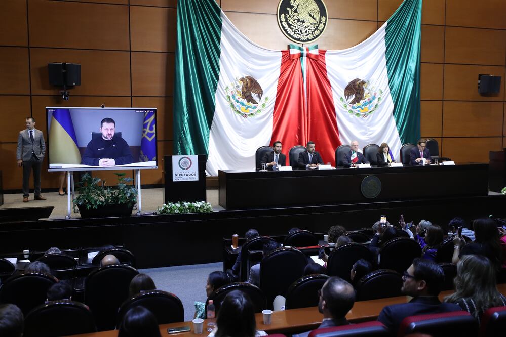 El presidente Volodímir Zelensky (en pantalla), hoy en la Cámara de Diputados en la Ciudad de México (México). EFE/Sáshenka Gutiérrez