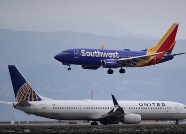 Hombre demanda a Biden y a 7 aerolíneas tras ser expulsado de avión por no usar cubrebocas