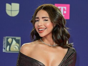 Critican a Ángela Aguilar por su nueva imagen: “Cambió su sello personal por un hombre”