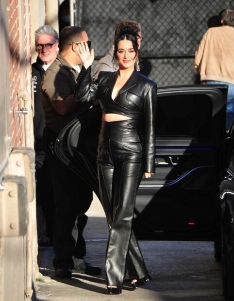 Katy Perry se luce con crop top y pantalones de cuero negro en Hollywood 