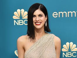 Alexandra Daddario 'roba miradas' en los Emmy con vestido transparente y braless
