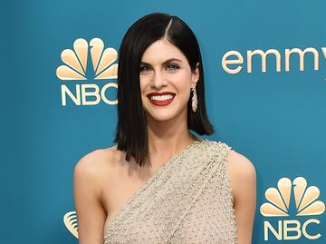 Alexandra Daddario 'roba miradas' en los Emmy con vestido transparente y braless