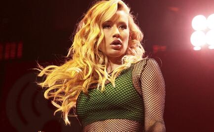 Iggy Azalea 'rompe' Instagram con bikini neón y catsuit traslúcido