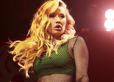 Iggy Azalea 'rompe' Instagram con bikini neón y catsuit traslúcido