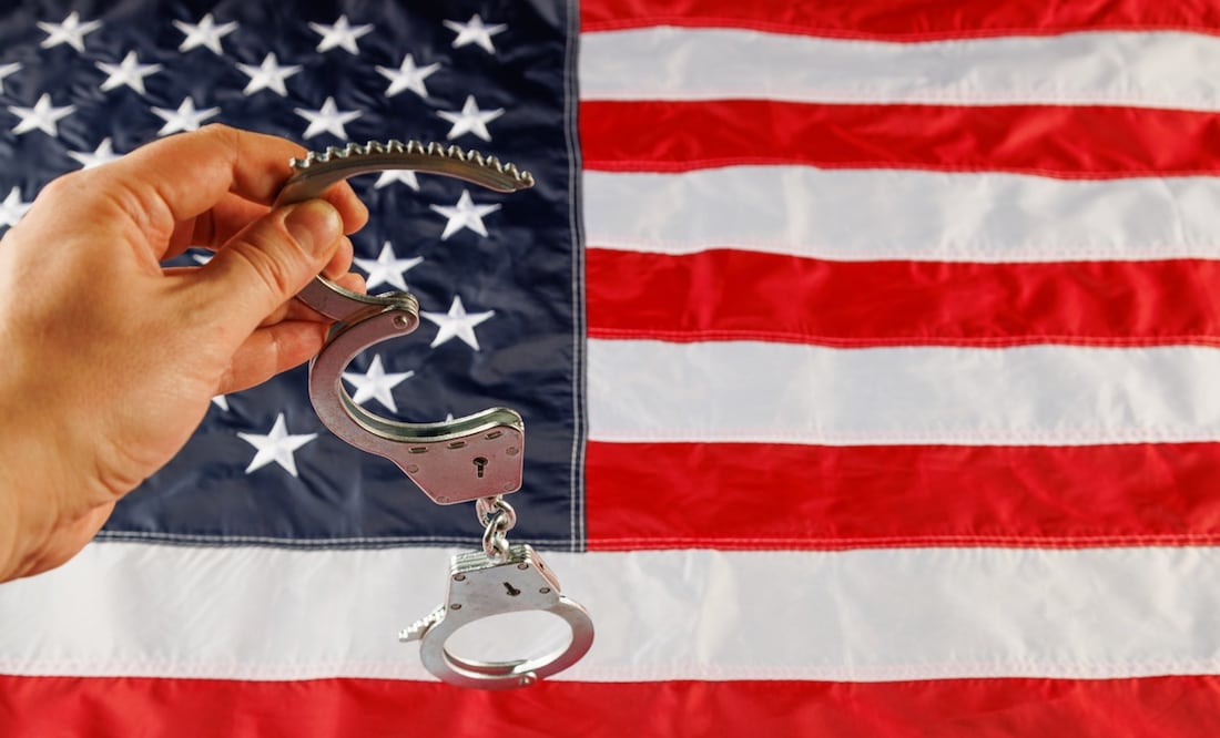 Redadas migratorias apagan el 4 de julio: Ciudades latinas en Los Ángeles cancelan celebraciones por temor a ICE ICE. iStock/ z1b