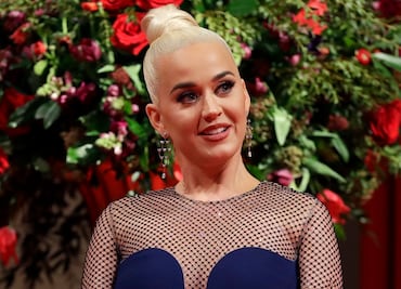 Katy Perry deslumbra con vestido de red y escote profundo en Londres