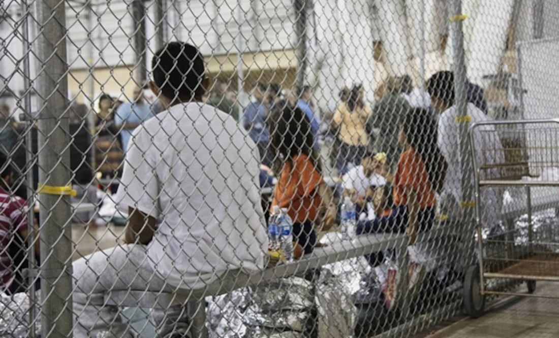 ICE lanza megaoperativo para “verificar” a 450,000 menores migrantes que entraron solos a Estados Unidos. AP