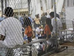 ICE lanza megaoperativo para “verificar” a 450,000 menores migrantes que entraron solos a Estados Unidos