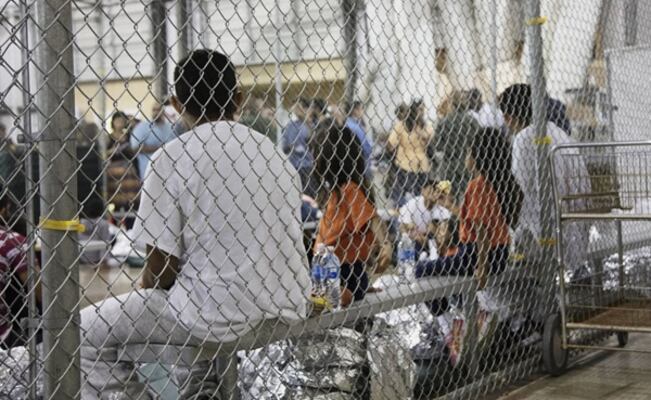 ICE lanza megaoperativo para “verificar” a 450,000 menores migrantes que entraron solos a Estados Unidos