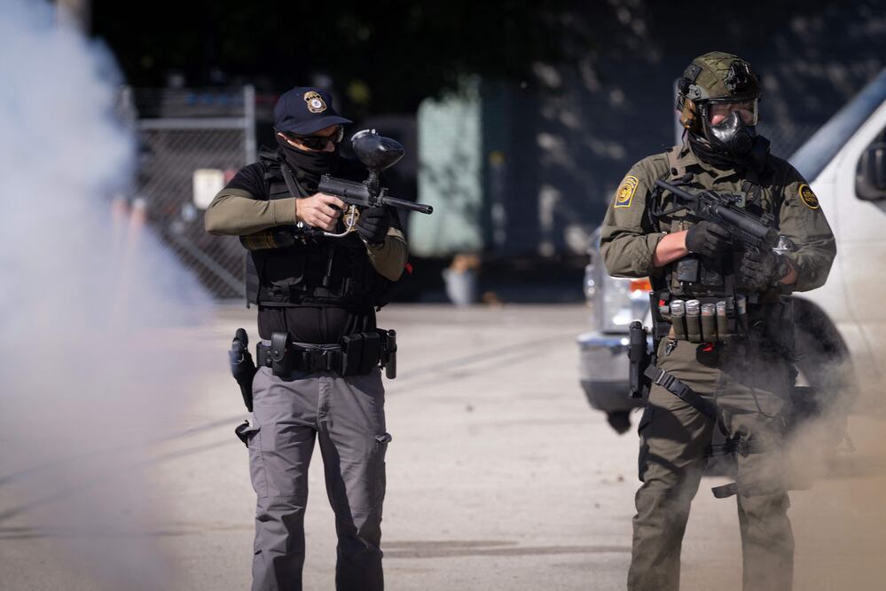 Tensión en Chicago: ICE lanza gas lacrimógeno y balas de pimienta contra más de 100 manifestantes. Foto   Scott Olson/Getty Images/AFP