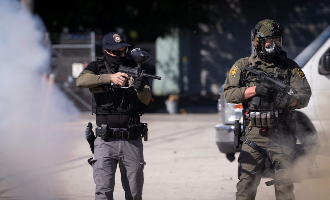Tensión en Chicago: ICE lanza gas lacrimógeno y balas de pimienta contra más de 100 manifestantes. Foto Scott Olson/Getty Images/AFP