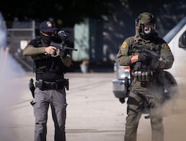 Tensión en Chicago: ICE lanza gas lacrimógeno y balas de pimienta contra más de 100 manifestantes. VIDEO