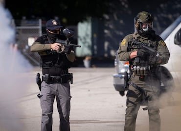 Tensión en Chicago: ICE lanza gas lacrimógeno y balas de pimienta contra más de 100 manifestantes. VIDEO