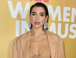 Dua Lipa cautiva con atuendo crochet y look braless en un yate
