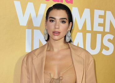 Dua Lipa cautiva con atuendo crochet y look braless en un yate