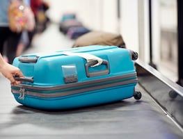Evita robos o daños: consejos para viajar con objetos valiosos en el equipaje de avión