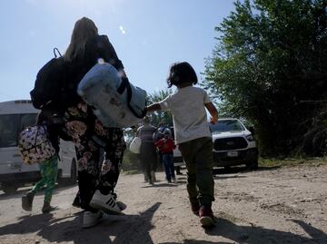 Migrantes trasladados por DeSantis pueden tener visas como víctimas de crimen