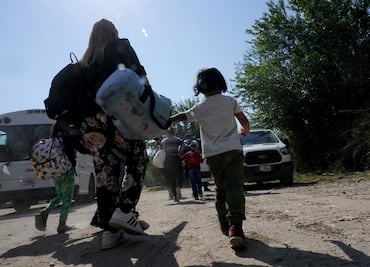 Migrantes trasladados por DeSantis pueden tener visas como víctimas de crimen