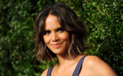 Halle Berry luce figura tonificada con diminuto bikini en la playa