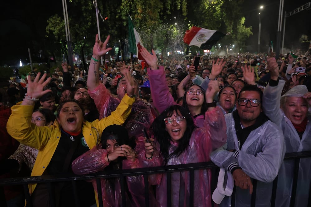 Autoridades de CDMX confirman 4 muertes tras festejos por el triunfo de México en Paseo de la Reforma. Foto Gabriel Pano El Universal