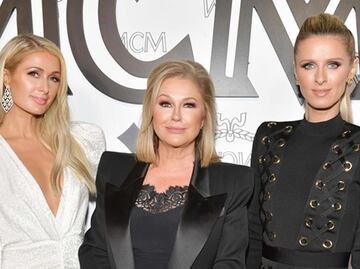 Paris Hilton luce vestido de escote profundo en Beverly Hills