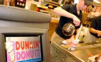Cárcel para empleado de Dunkin' Donuts que golpeó fatalmente a cliente que lo insultó
