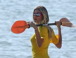 Hailey Bieber presume figura ‘irreal’ con diminuto bikini verde