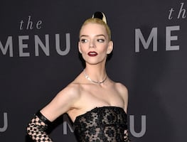 Anya Taylor-Joy se une a la tendencia de la lencería a la vista con vestido traslúcido