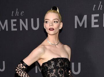 Anya Taylor-Joy se une a la tendencia de la lencería a la vista con vestido traslúcido