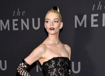 Anya Taylor-Joy se une a la tendencia de la lencería a la vista con vestido traslúcido