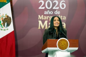 Salma Hayek y Sheinbaum anuncian nueva película para defender la imagen de México en medio de ataques internacionales