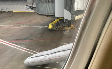 Pasajera abre salida de emergencia de avión y escapa por tobogán en EU