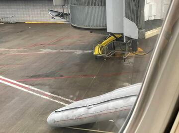 Pasajera abre salida de emergencia de avión y escapa por tobogán en EU