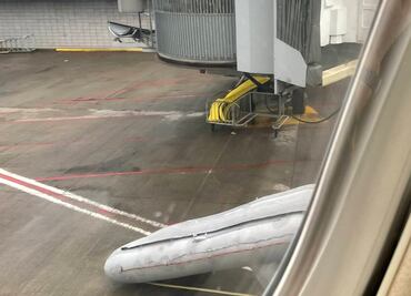 Pasajera abre salida de emergencia de avión y escapa por tobogán en EU