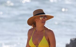 Britney Spears conquista Hawái con pequeño bikini a cuadros