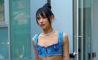 Dua Lipa presume ‘abs de acero’ con bustier azul en Nueva York