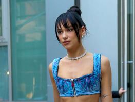 Dua Lipa presume ‘abs de acero’ con bustier azul en Nueva York