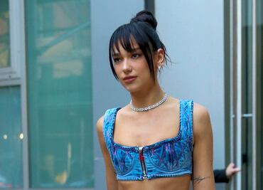 Dua Lipa presume ‘abs de acero’ con bustier azul en Nueva York