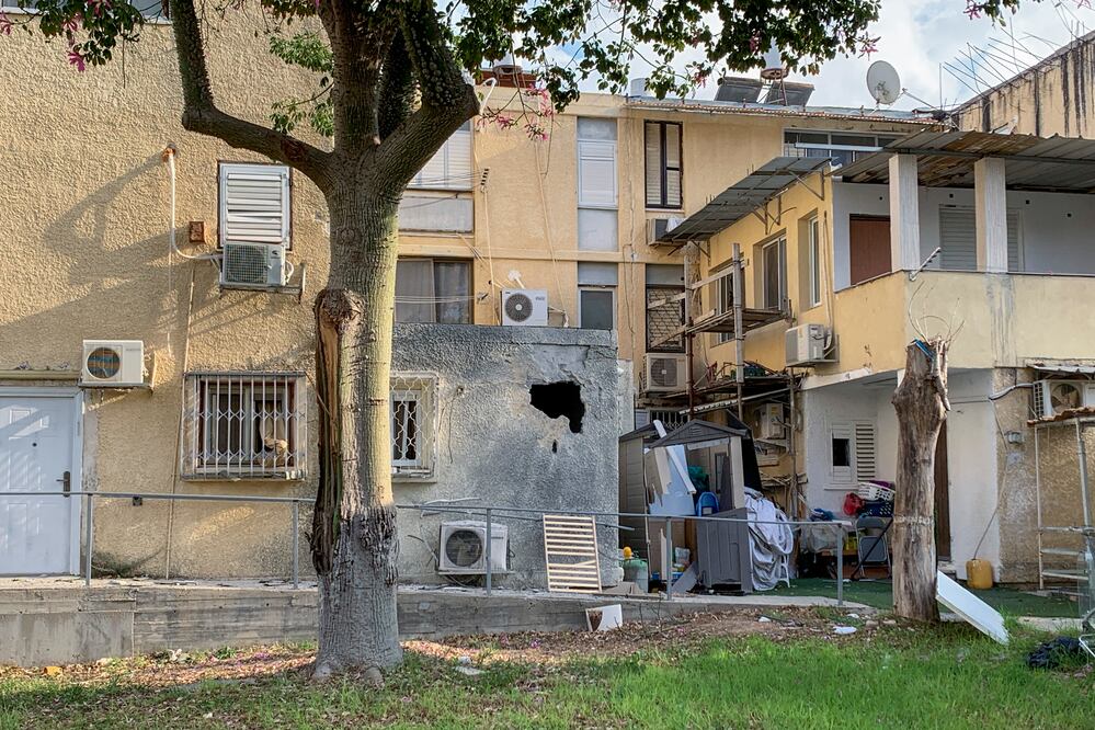 Una vivienda impactada por un proyectil este martes, en Sderot (Israel). Edificios destruidos, vehículos quemados, manchas de sangre y un mar de casquillos en las calles, así luce la ciudad israelí de Sderot, la más cercana a Gaza y liberada ayer por el Ejército después de tres días de cruentos combates con milicianos palestinos que se infiltraron el sábado y masacraron a unos cuarenta residentes.EFE/ Pablo Duer