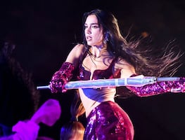 Como toda una Barbie, Dua Lipa conquista con minifalda y top rosa diminuto