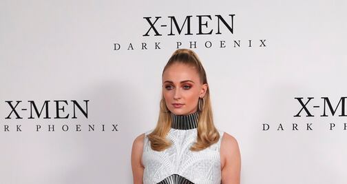 Sophie Turner luce abdomen tonificado en evento de X-Men