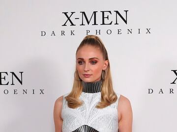 Sophie Turner luce abdomen tonificado en evento de X-Men
