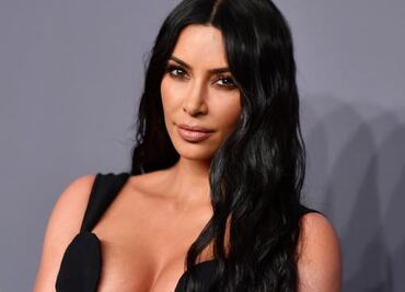 Kim Kardashian delinea su silueta con vestido cobrizo