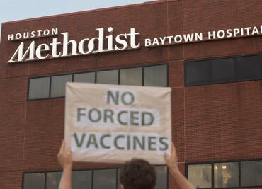 Hospital de Houston suspende a más de 100 médicos que no quieren vacunarse