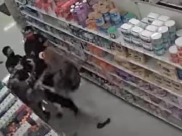 Hombres golpean a guardia por pedirles usar cubrebocas en tienda de California