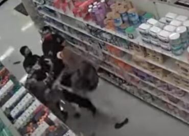 Hombres golpean a guardia por pedirles usar cubrebocas en tienda de California