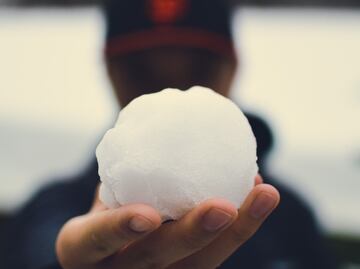 Conductor balea a niños que le arrojaron bolas de nieve