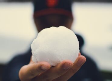 Conductor balea a niños que le arrojaron bolas de nieve