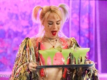 Margot Robbie estrena look de 'Harley Quinn' con short a rayas