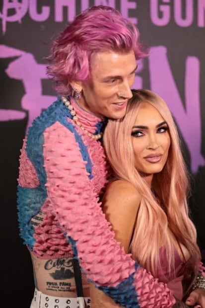 Al estilo Barbie, Megan Fox se luce en minivestido rosa y con cambio de look 